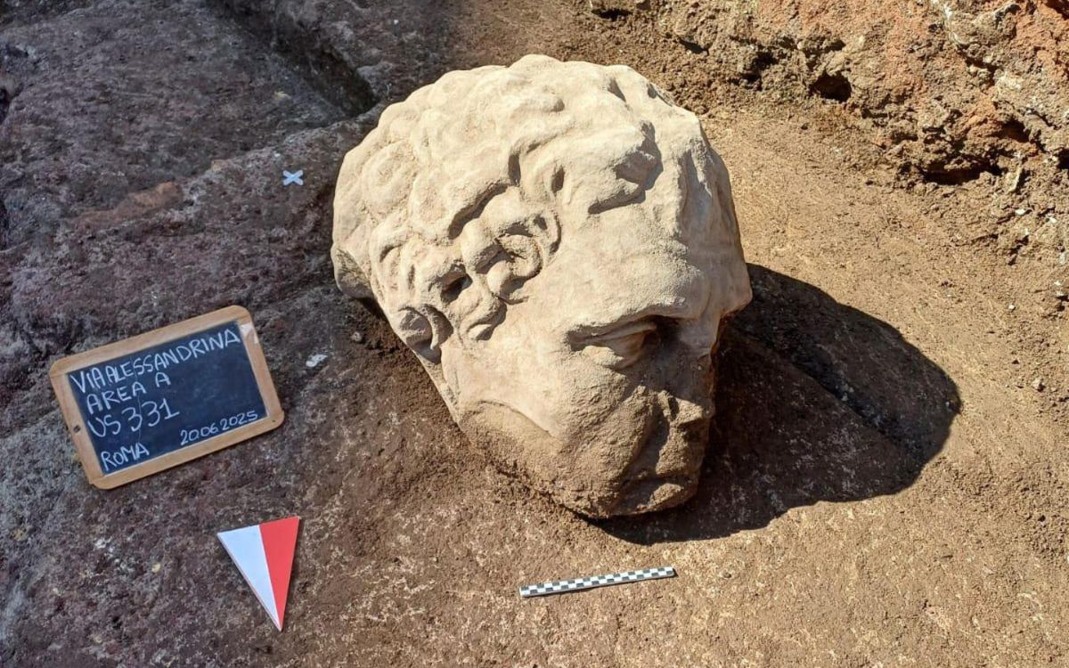 Hallan una cabeza colosal de mármol en el corazón de Roma