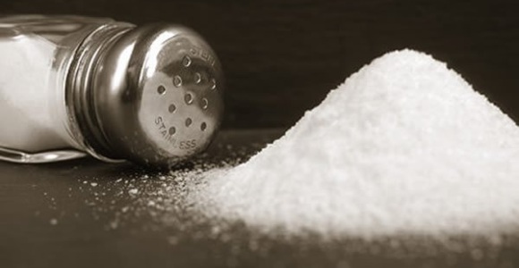 La señal menos evidente que revela un exceso de sal en la dieta diaria