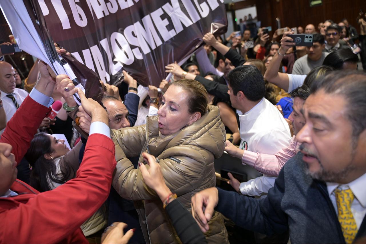 Empujones y lona en el pleno: PRI y Morena se enredan en receso en San Lázaro