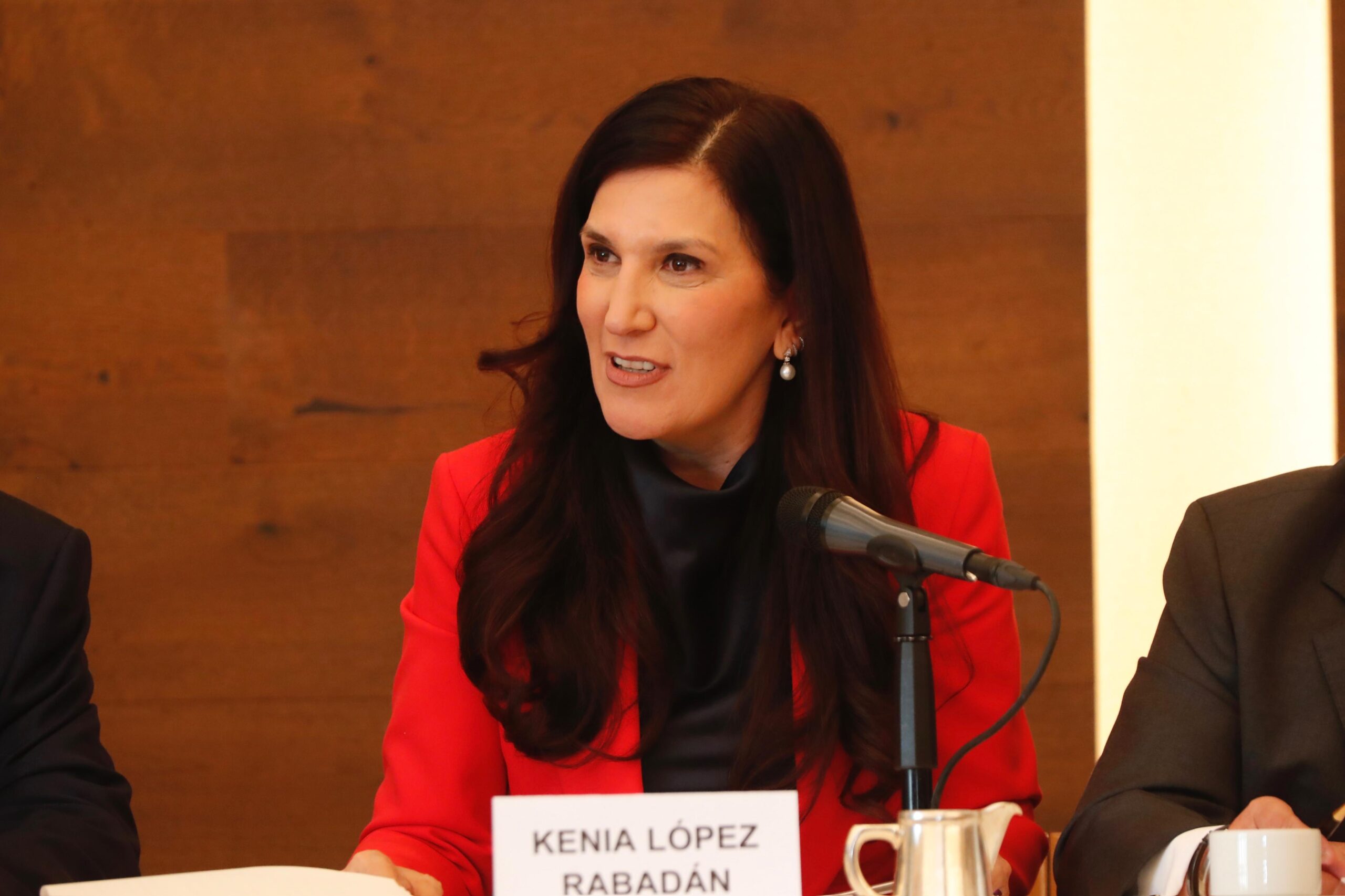 San Lázaro: Kenia López procesa «exilio» de Gertz y recibe firmas ciudadanas