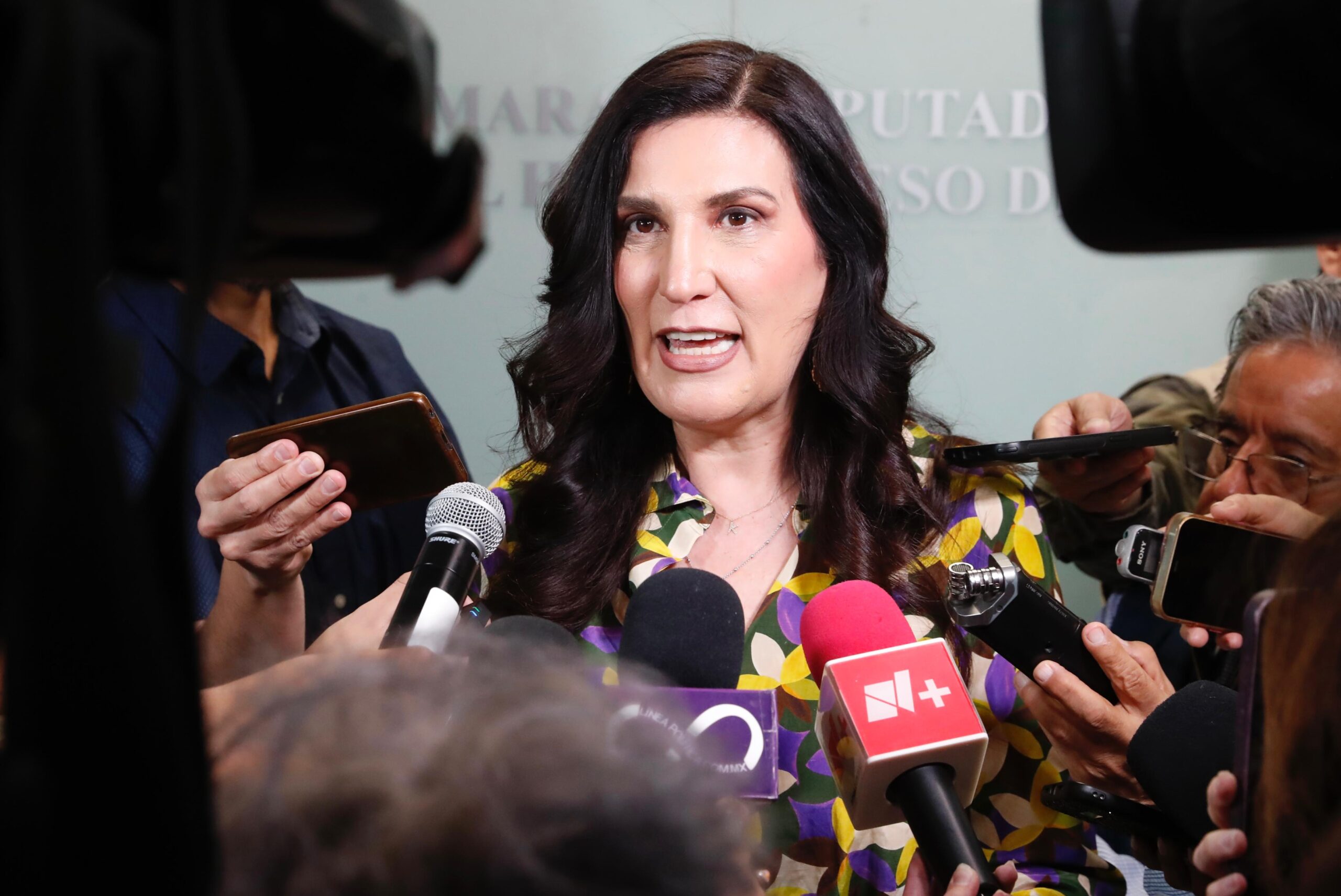 «Manténganse en sus casas»: alerta Kenia López por ataques criminales