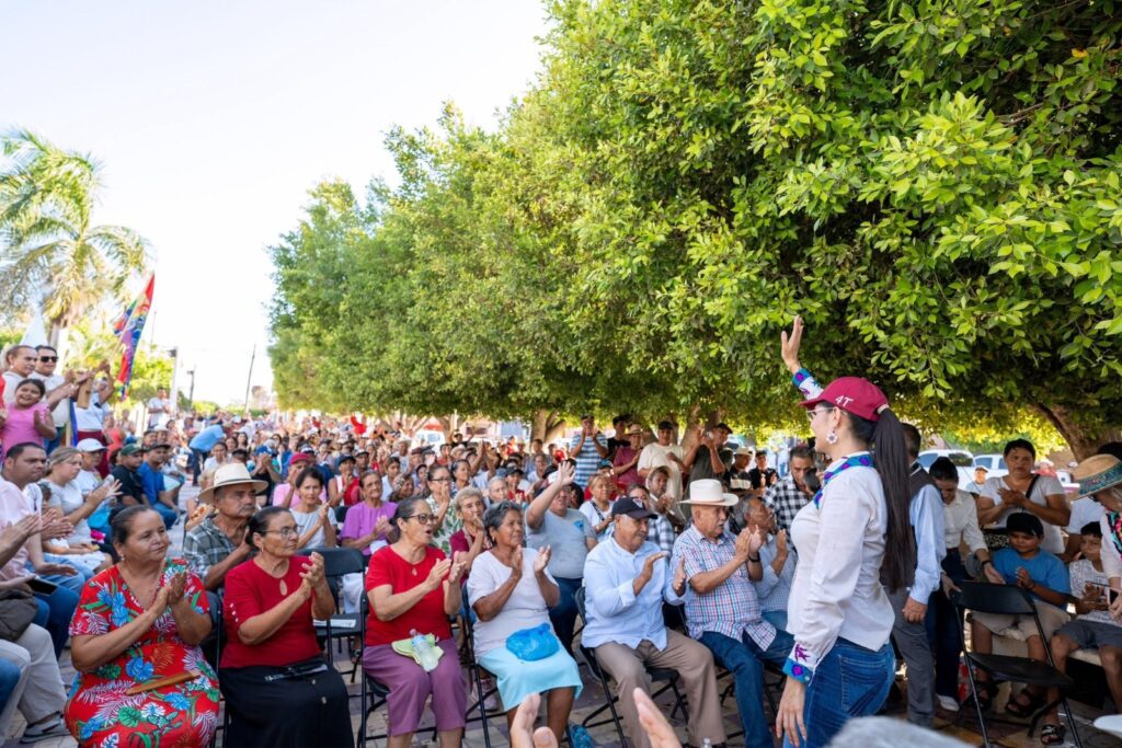 Geraldine Ponce saluda a habitantes durante un encuentro en Nayarit