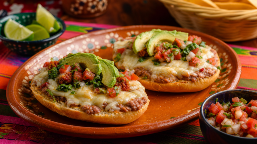 Molletes mexicanos con frijoles, queso gratinado y toppings creativos