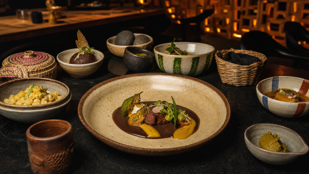 Platillo de cocina mexicana contemporánea servido en un restaurante de autor
